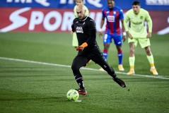 波尔图VS巴塞罗那：梅西远射制胜欧冠激战